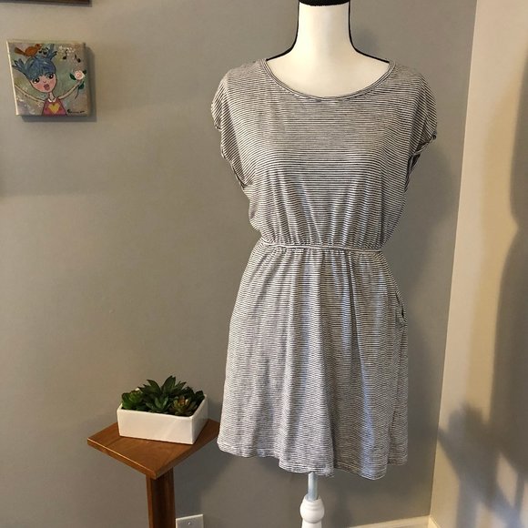 H&M Dresses & Skirts - 🥊 H&M Basic Striped T-Shirt Dress w/Elastic Waist